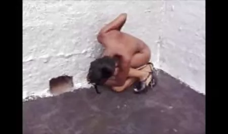 Große Brünette zeigt ihren deutsche sexfilme hd Körper
