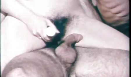 Verführerische britische Rothaarige spielt ihre Muschi draußen sexfilme in hd am Meer