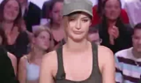 - Ingwer in Cowboystiefeln steht deutsche hd sex filme auf einem Kampfzug