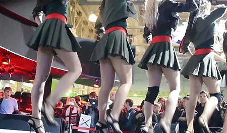 Sie steckt sich die pornofilme gratis in hd Kehlen in die Muschi der Blondine