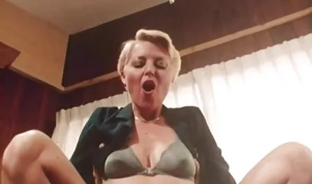 4. Süße Puppe vergisst pornofilm full hd Karten und spreizt die Beine