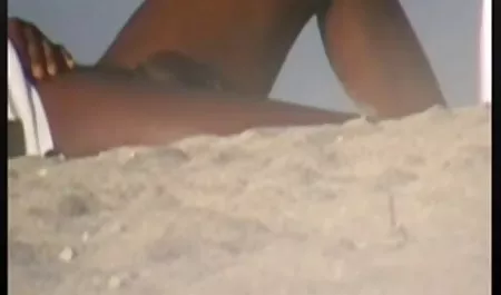 Brünette dicke Titten hd sexfime Mädchen saugt Schwanz vor bf